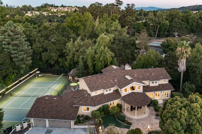 Foto del edificio - Meticulously Upgraded Los Altos Estate on Over an Acre