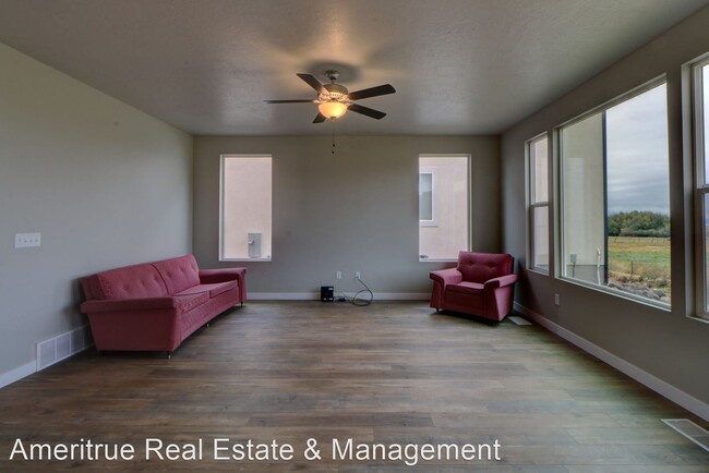 Building Photo - 4 br, 2.5 bath House - 1741 E 1600 N