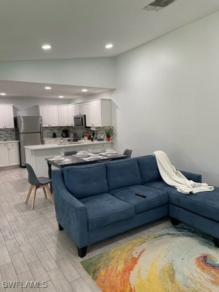 Foto del edificio - 6396 Royal Woods Dr