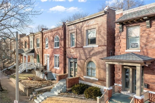 Building Photo - Charming Fully Furnished 2 Bedroom Apartme...