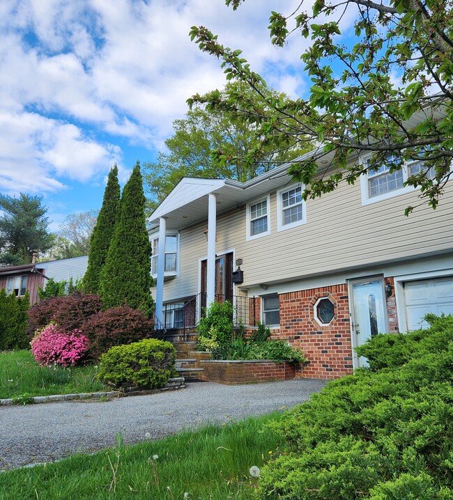 Building Photo - 5 Thorman Ln