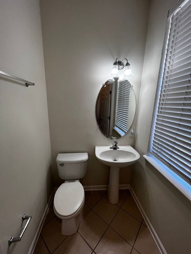 Building Photo - 2 Bedroom 2.5 bath town home in Bartram!