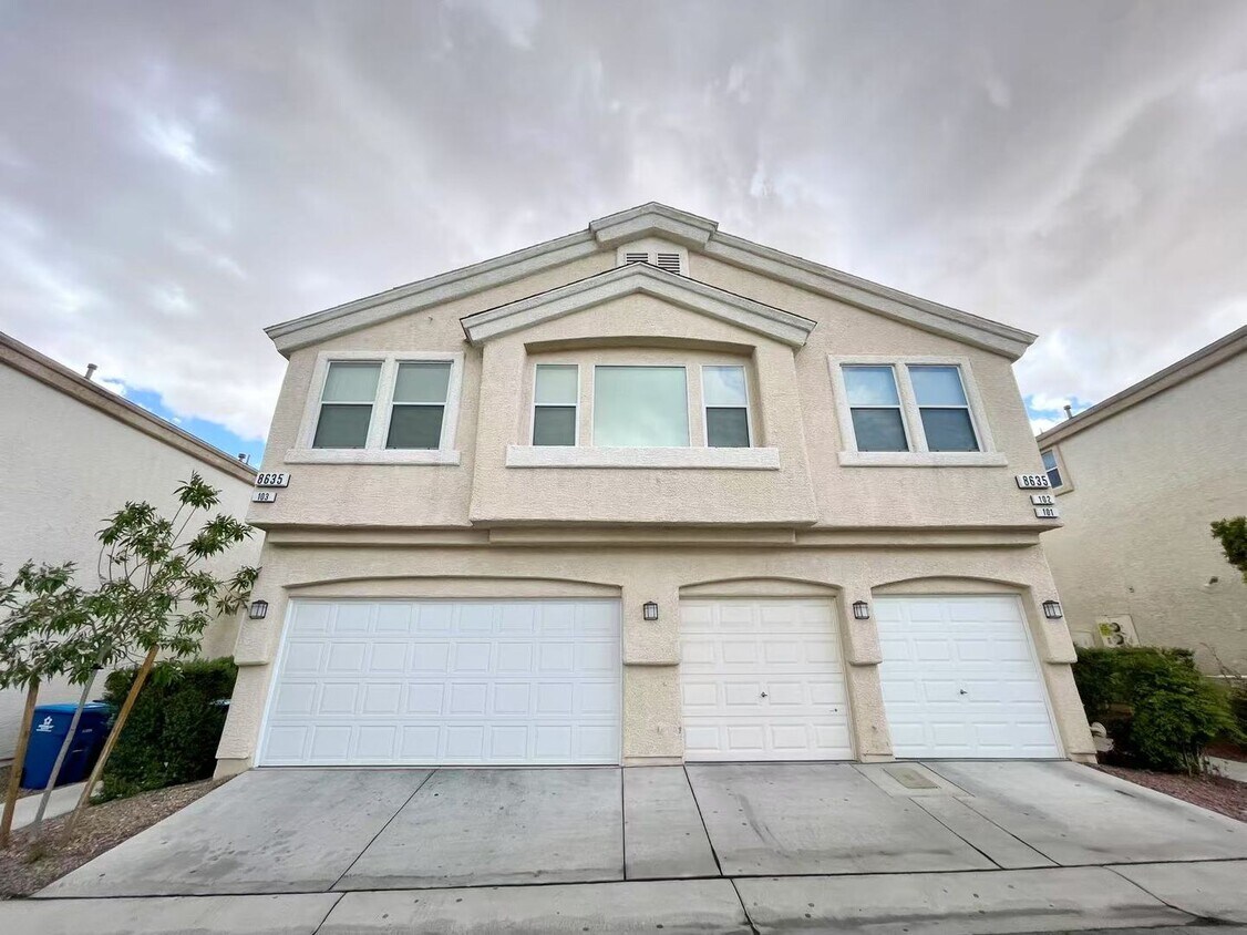 Foto principal - Inside the gated community townhouse