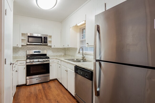 Foto del edificio - 4220 Hillswood Ln