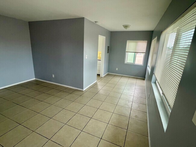 Foto del edificio - 4171 1/2 Myrtle Ave