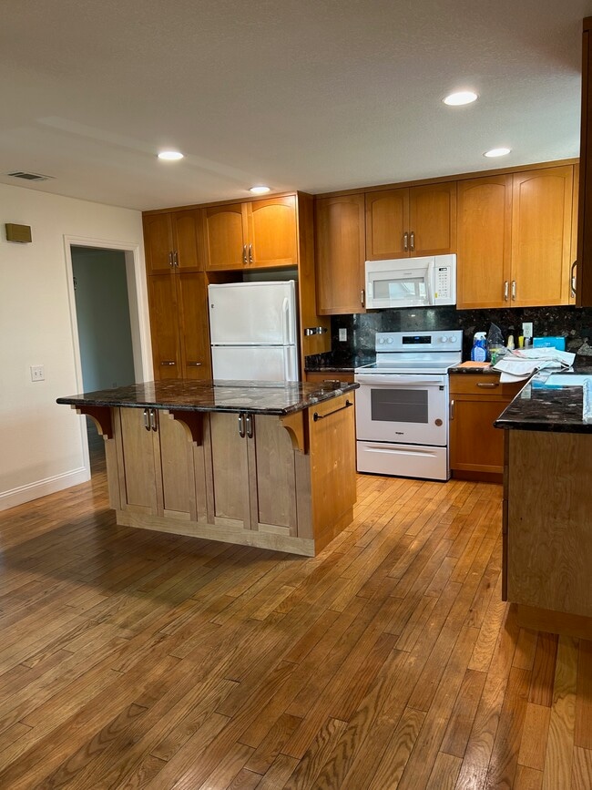 Building Photo - 1080 Ayer Dr