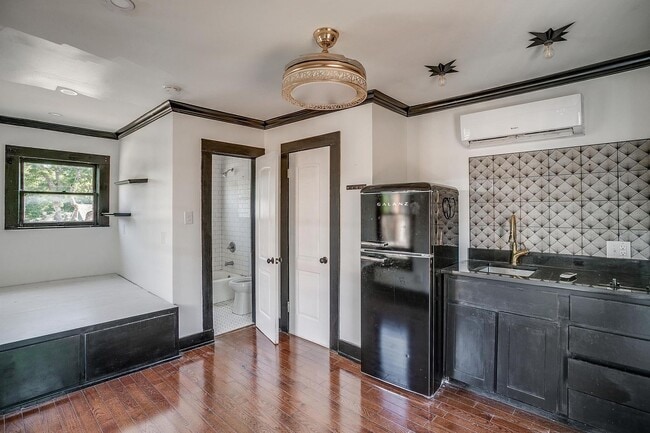 Building Photo - Efficiency Garage Apartment in the Histori...