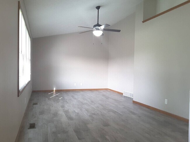 Foto del edificio - 3 Bedroom Home with Updated Flooring Throu...