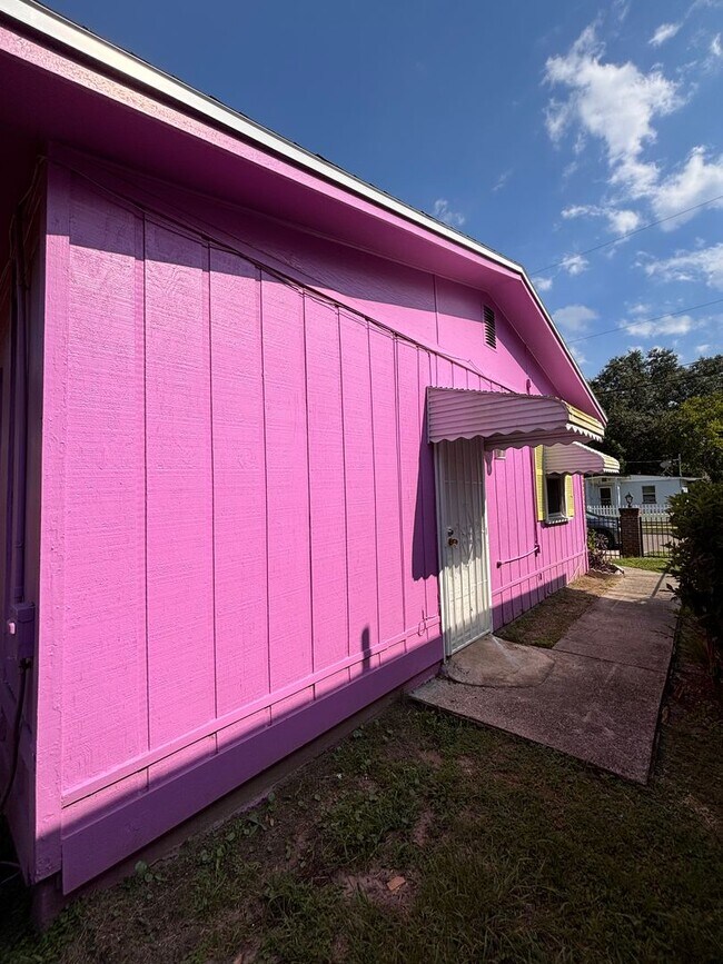Building Photo - Awesome 3/2 on the Northside