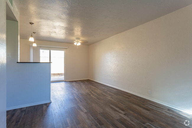 2BR, 1BA - 900 SF - Squire Gardens Apartments