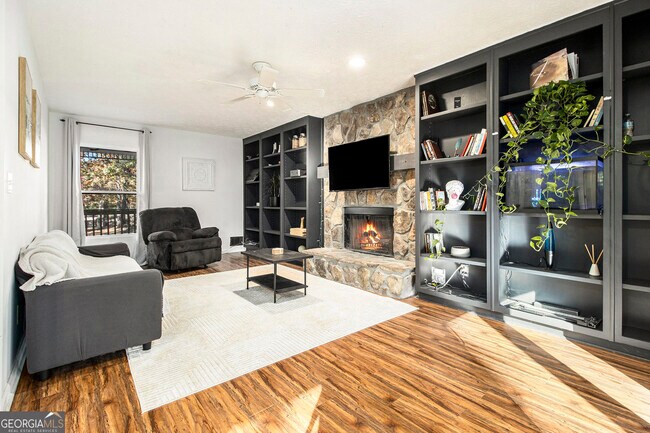 Foto del edificio - 8212 Lullwater Ct