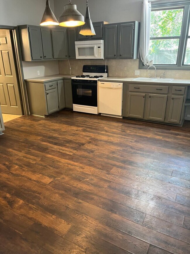 Building Photo - 611 Spruce St