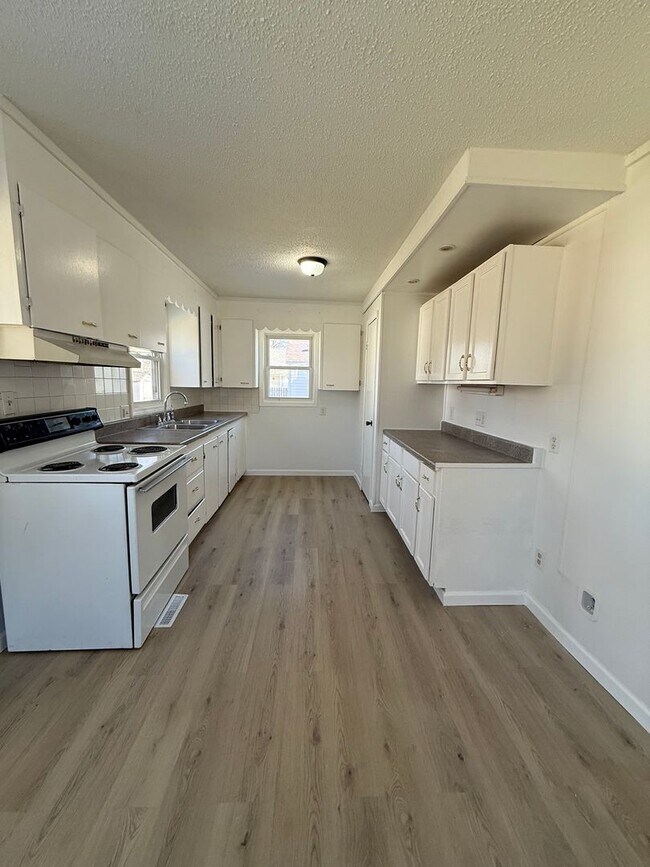 Foto del edificio - 3 Bedroom 1.5 Bath with BONUS ROOM!!!