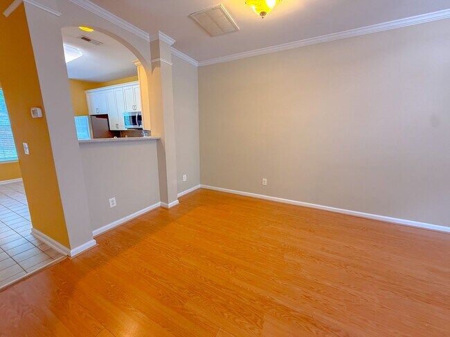 Foto del edificio - Spacious 2 bedroom 2.5 bath townhome