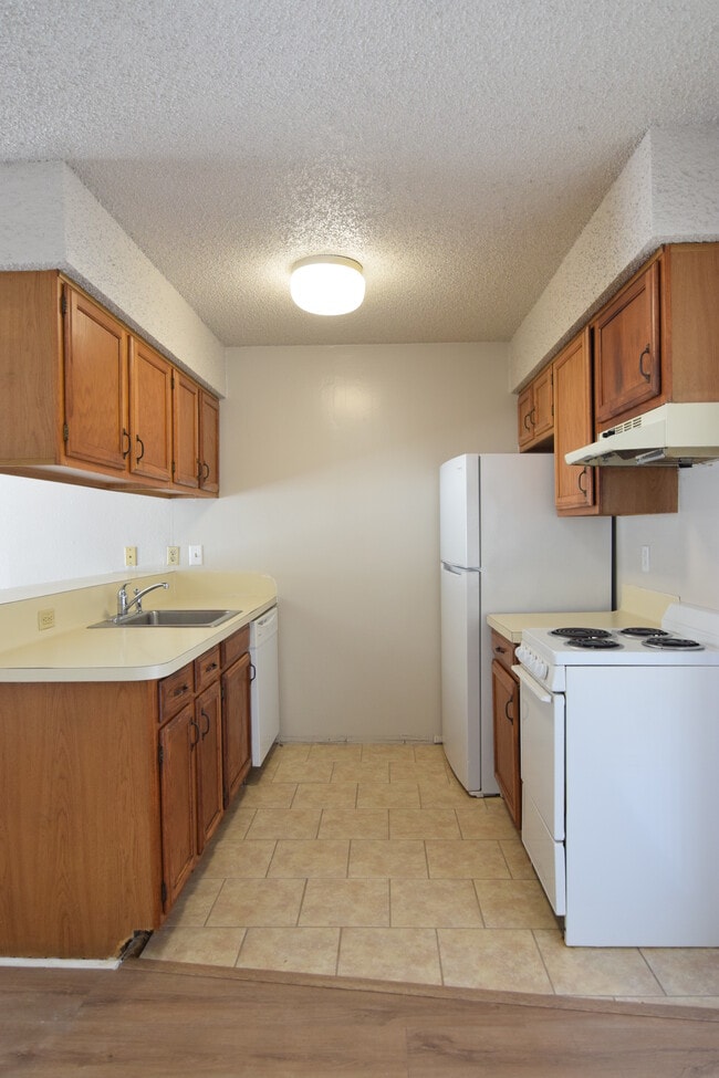 Building Photo - 1633 Kelly Dr