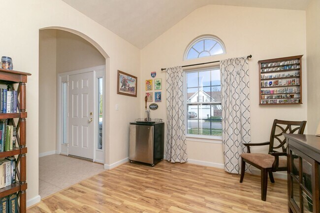 Building Photo - 909 Flores Ct