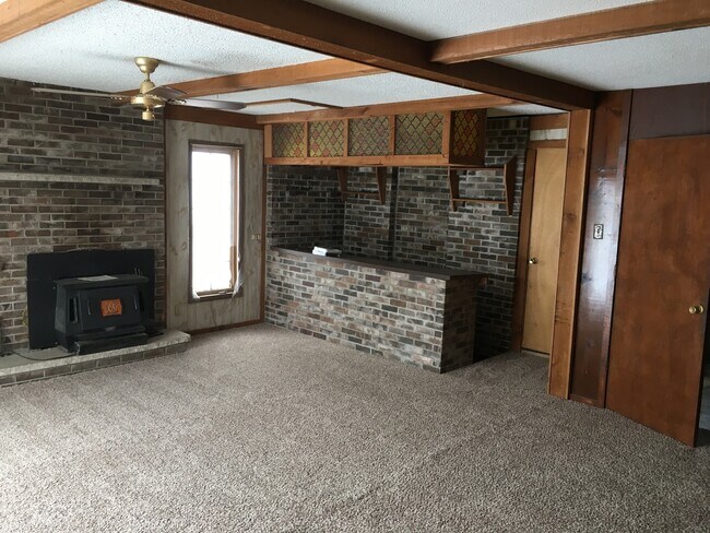 Building Photo - 5 Bedroom, 2.5 bath house with detached la...