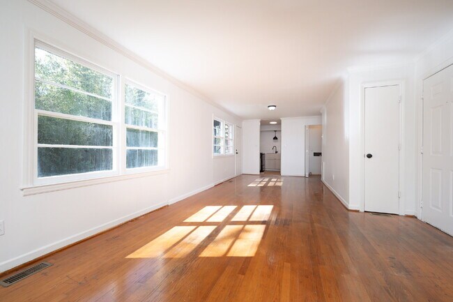Foto del edificio - 2 Bed / 1 Bath Bottom Unit Duplex Convenient Spartanburg Location with Modern Features $1000/mo rent