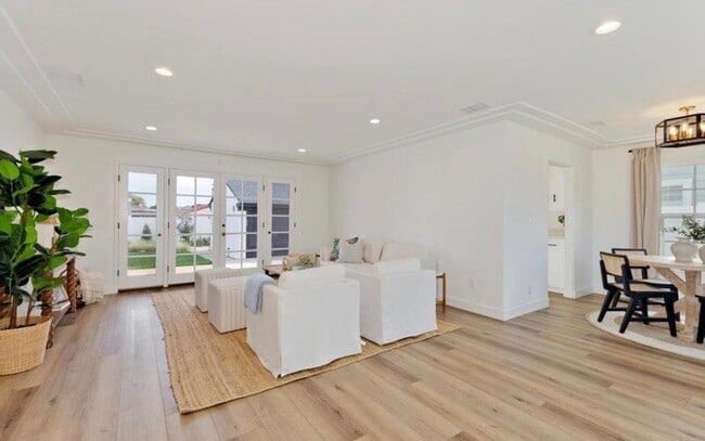 Foto del edificio - 4657 Lenore Dr