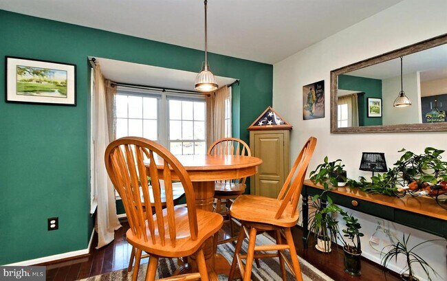 breakfast nook - 465 Dalkeith Ct