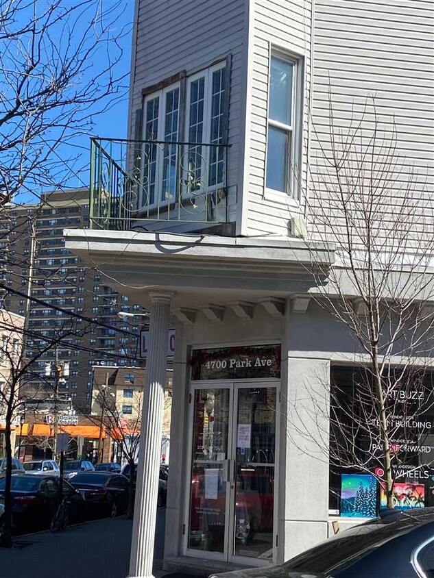 Primary Photo - 4700 Park Ave