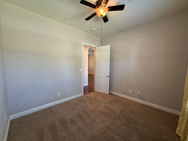 Building Photo - Beautiful 4 Bedroom + Office Home in Grand Island!
