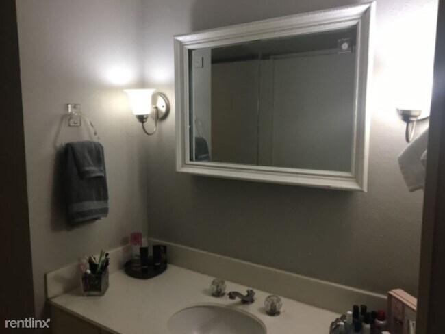 Foto del edificio - 1 br, 1 bath Condo - 15915 Stillwood St