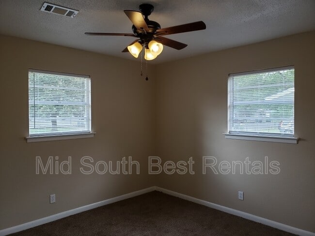 Foto del edificio - 6508 Heather Ln