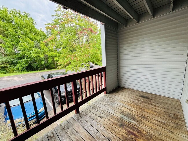 Building Photo - 3 Bedroom 2 Bath Condo