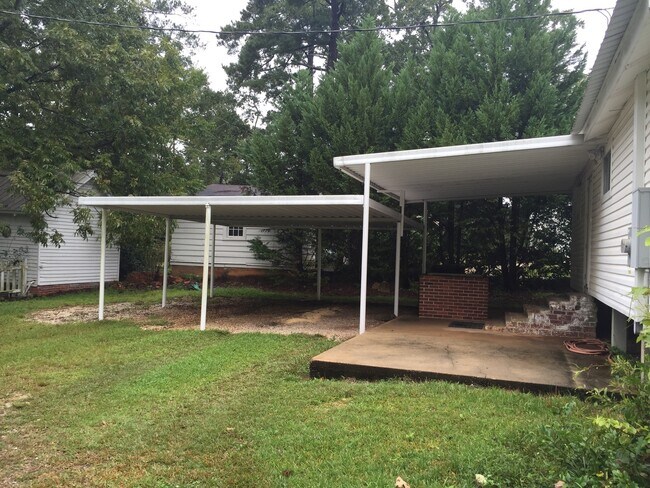 Building Photo - Home Available for June!