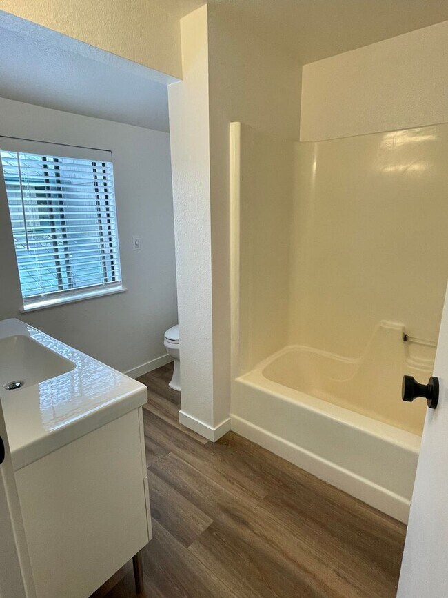 Foto del edificio - Fully updated/renovated unit NO GARAGE 1 B...