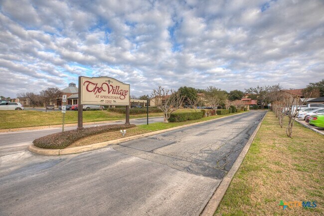 Building Photo - 1202 Thorpe Ln