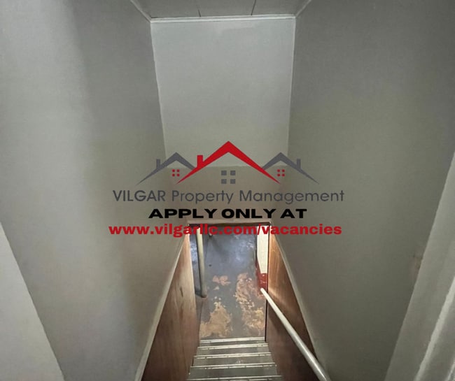 Building Photo - Step into comfort and convenience with thi...