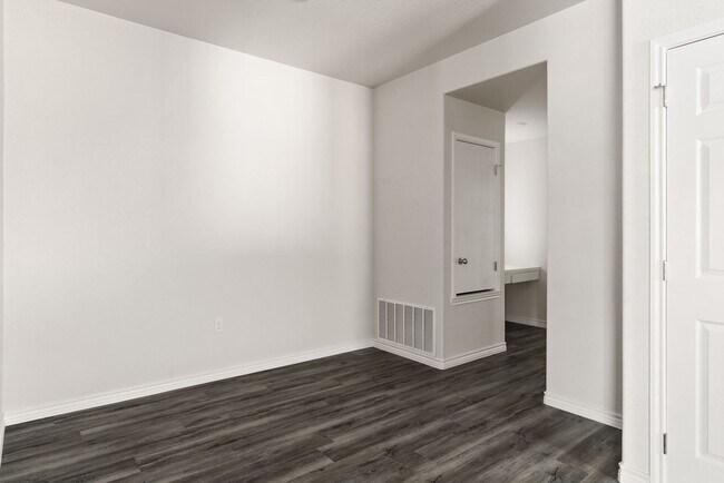 Building Photo - Brand New Duplex