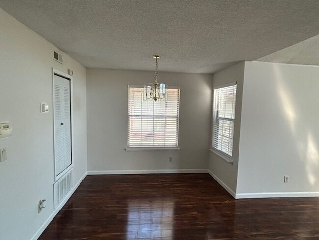 Foto del edificio - 1112 Sandy Ln Dr