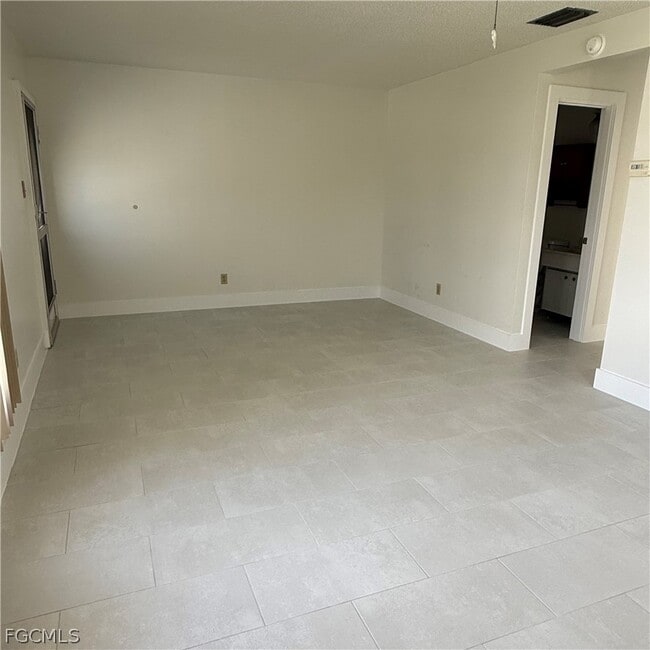 Building Photo - 26 Hamlin Ct