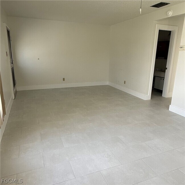 Foto del edificio - 26 Hamlin Ct