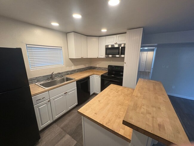 Building Photo - 929 Pecks Dr