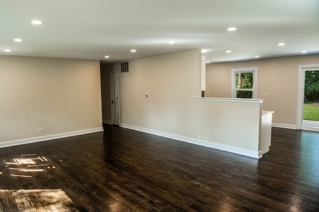 Building Photo - 1028 Valley Stream Dr