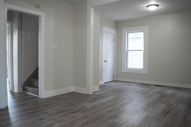 Building Photo - Renovated 3 Bedroom 2 Bathroom Single-Family Home!