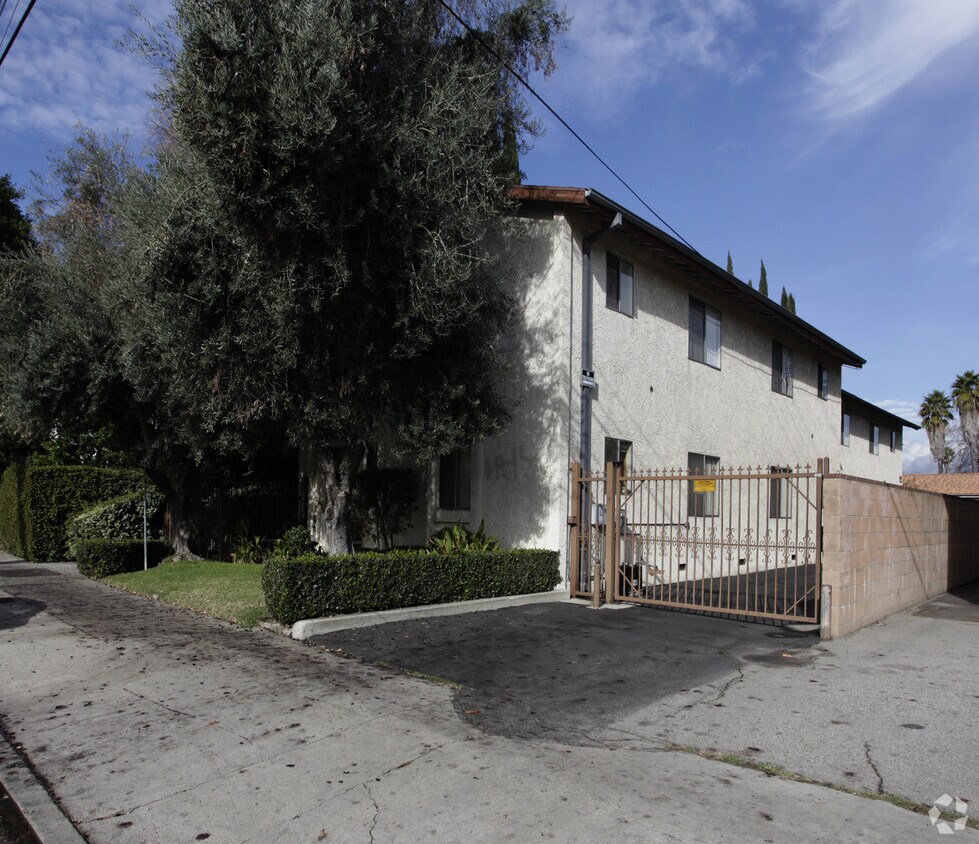 Building Photo - 13159 Vanowen St