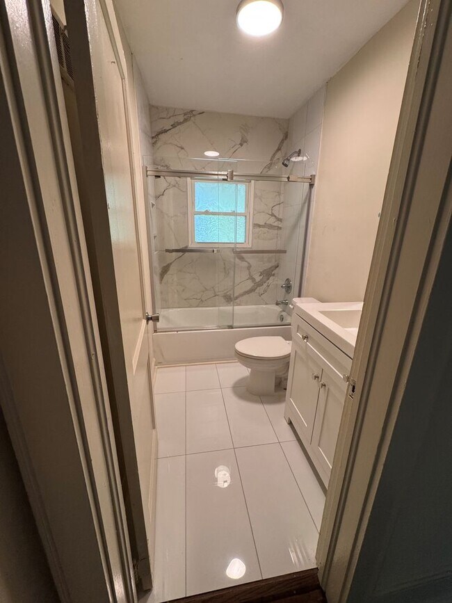Foto del edificio - 2328 E 7th St
