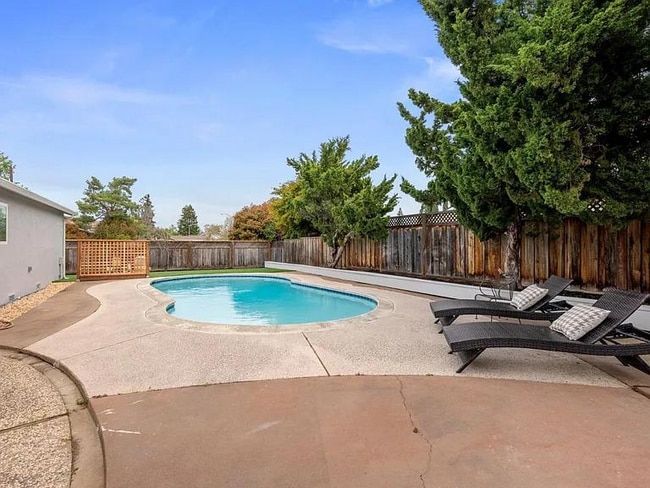 Building Photo - 2426 Regent Rd