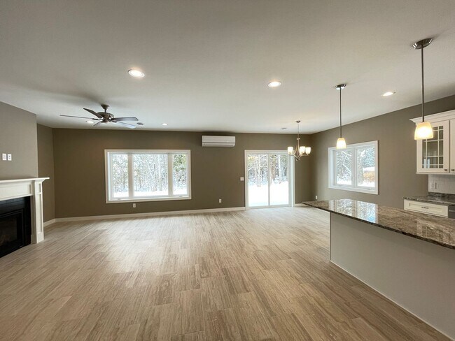 Foto del edificio - AVAILABLE AUGUST- 3 Bed 2 Bath Townhome In...
