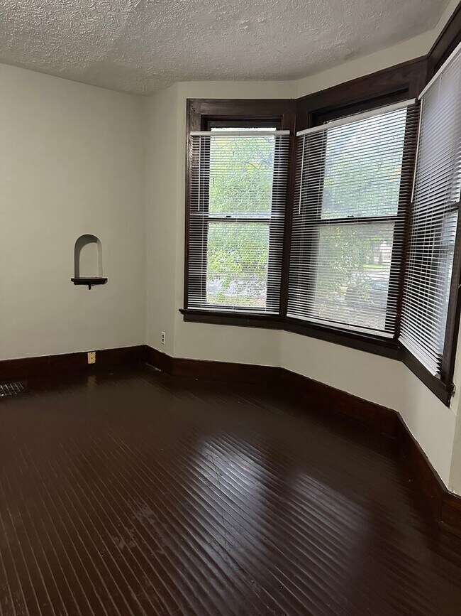 Foto del edificio - 623 W Creighton Ave