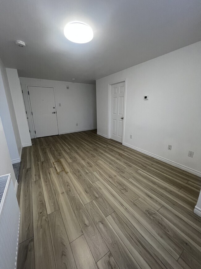 Building Photo - 630 Cummings Ave