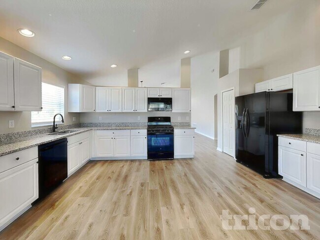 Foto del edificio - 24307 Satinwood Ct