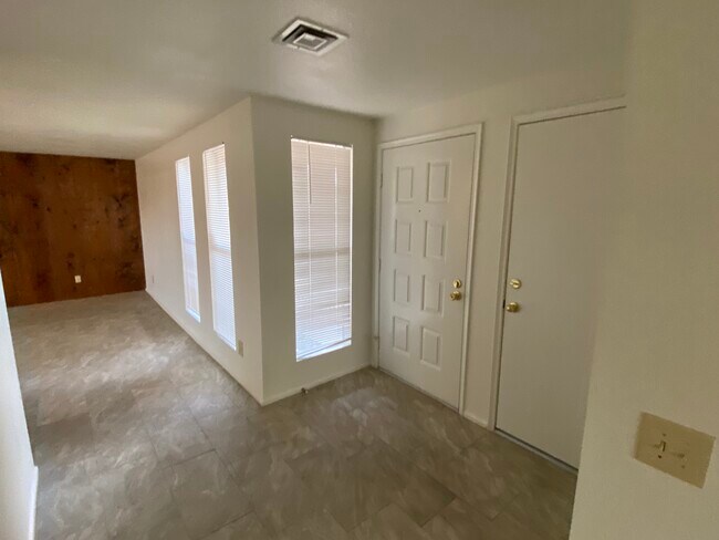 Building Photo - 1723 W Rosal Dr