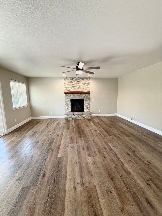Building Photo - Beautiful 3 Bed 2.5 Bath COMING SOON!!!!