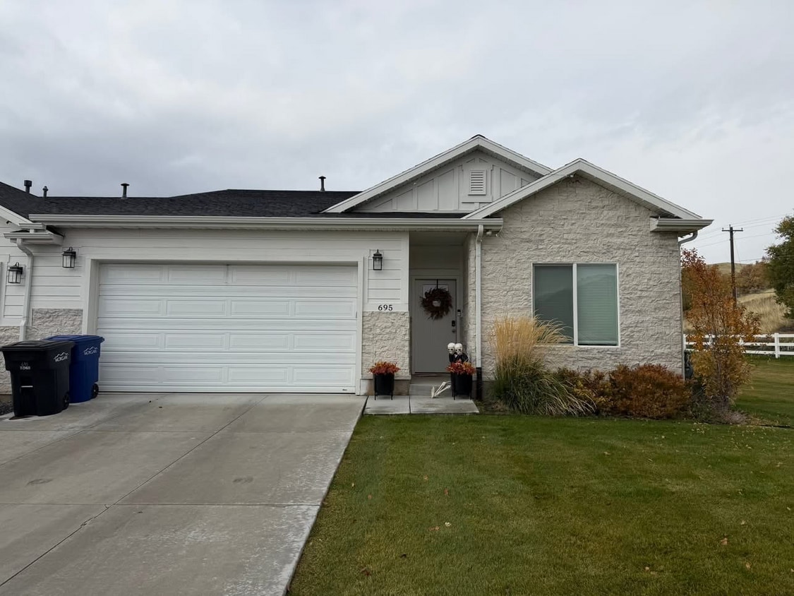 Primary Photo - 695 E Vis Ln